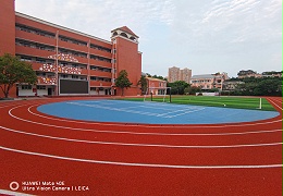 成都市青羊区东坡小学8mm500平方硅pu羽毛球场，2000平方透气型跑道，1500平方人造草足球草坪顺利完工！